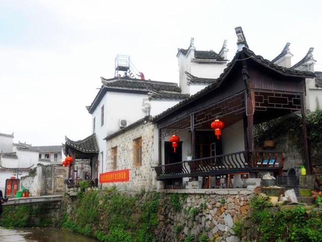 你觉得靠摆摊真的可以轻松致富吗？游戏画面